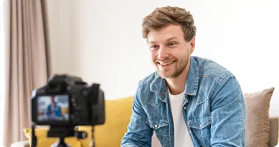 Блогер